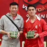 Khuất Văn Khang 'lột xác' ngoài sân cỏ: Trổ tài gói bánh chưng đón Tết cùng Thể Công - Viettel 1