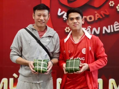 Khuất Văn Khang ‘lột xác’ ngoài sân cỏ: Trổ tài gói bánh chưng đón Tết cùng Thể Công – Viettel