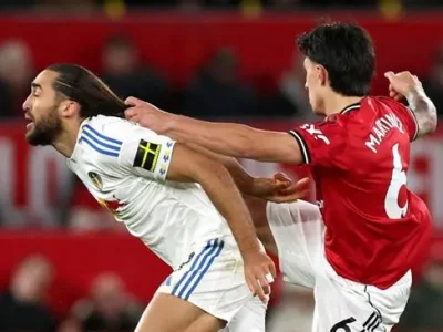 Calvert-Lewin tiết lộ sự thật sau pha kéo tóc gây thẻ đỏ của Martinez: ‘Tôi không hề ác cảm’