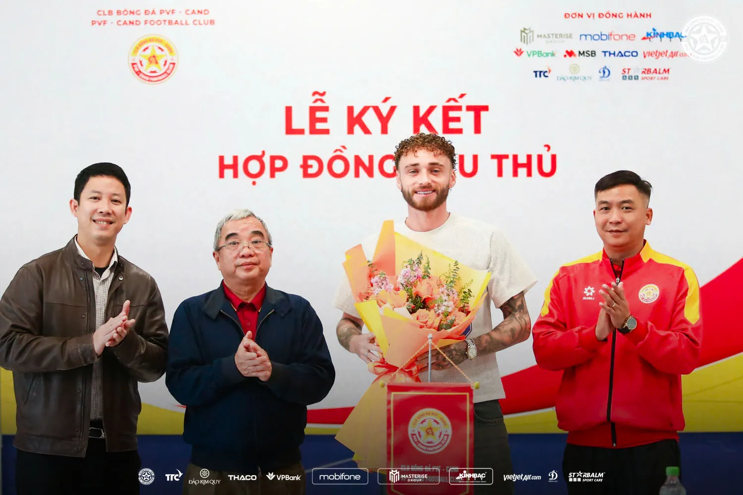 PVF - CAND ra mat ngoai binh moi Alastair David Reynolds