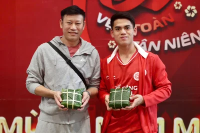 Khuất Văn Khang 'lột xác' ngoài sân cỏ: Trổ tài gói bánh chưng đón Tết cùng Thể Công - Viettel 1