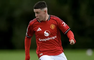 Kai Rooney ghi 'cú poker' chấn động, Man United vào chung kết nhờ con trai huyền thoại 1