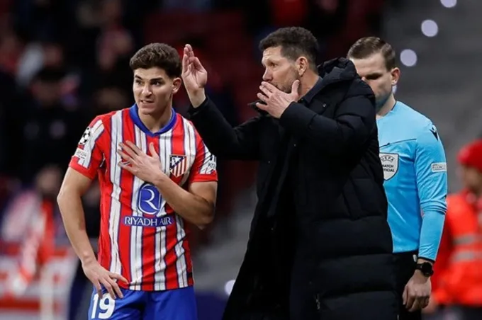 HLV Diego Simeone đương nhiên không muốn mất Alvarez